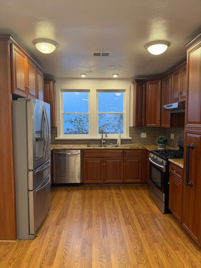 Building Photo - 603 8th St