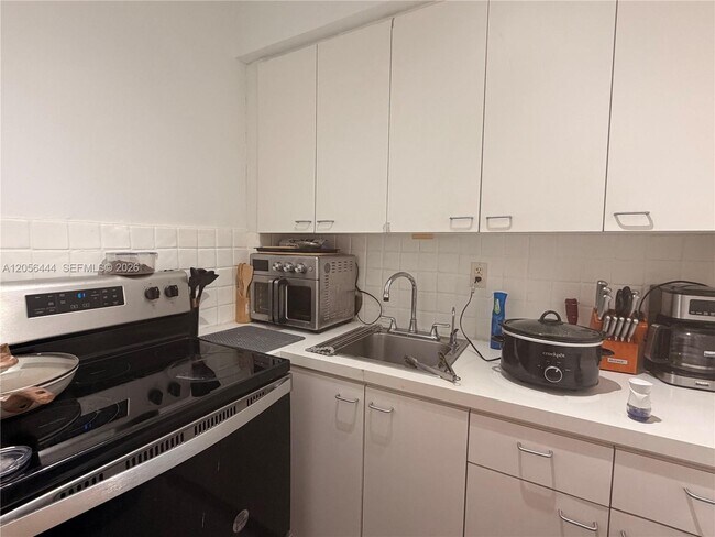 Foto del edificio - 8144 Harding Ave