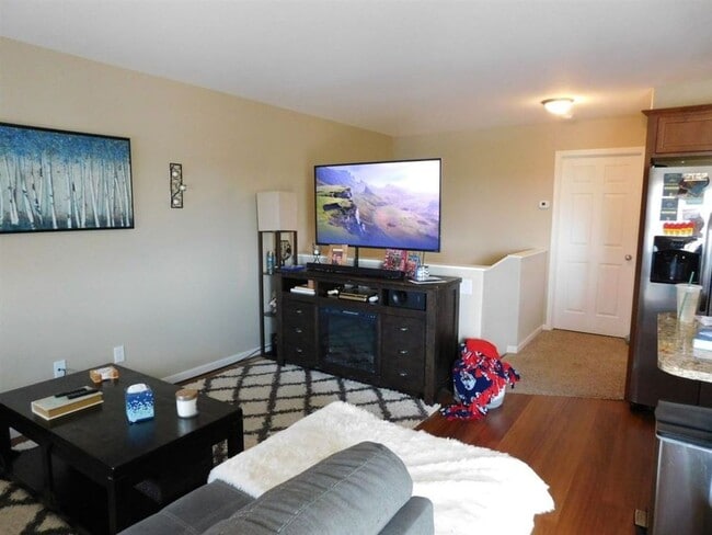 Building Photo - 3 Bedroom Townhome!