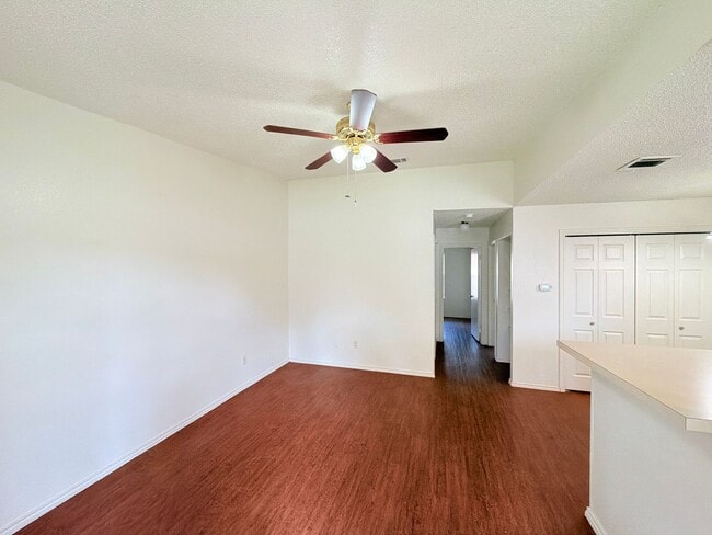 Building Photo - GREAT LOCATION - WALK TO SCHOOLS