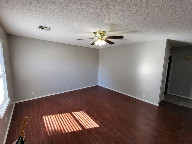 Foto del edificio - 2 bedroom 1 bathroom house with 1 car garage and central heat and air