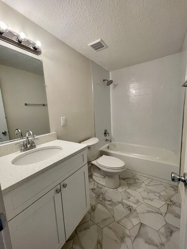 Building Photo - Completely Renovated in Prime Location!