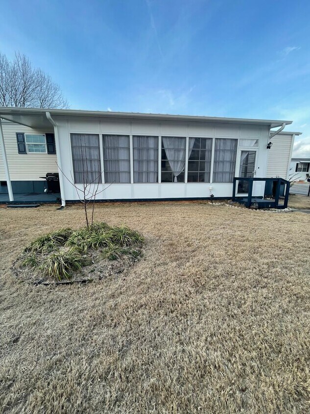 Foto principal - 3 Bedroom 2 Bath Home with large Sunroom i...