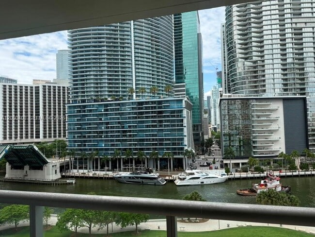 Foto del edificio - 475 Brickell Ave