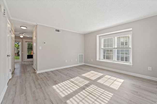 Building Photo - 9 Hayti Ln