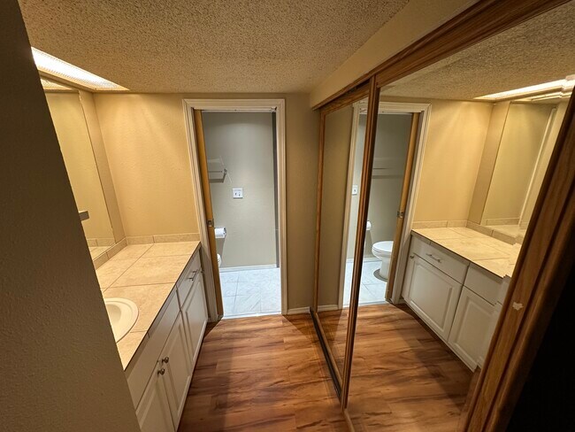 Foto del edificio - 4641 W Lake Sammamish Pky SE
