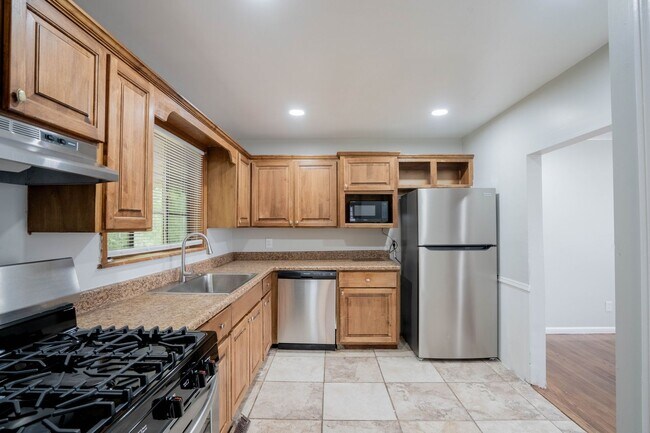 Building Photo - 3 bed/2bath! Fully remodeled! Price drop!