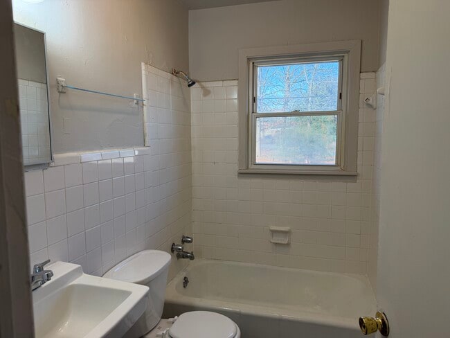 Building Photo - 501 Crestfield Rd