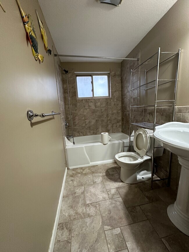 Baño - 136 Clairton Blvd