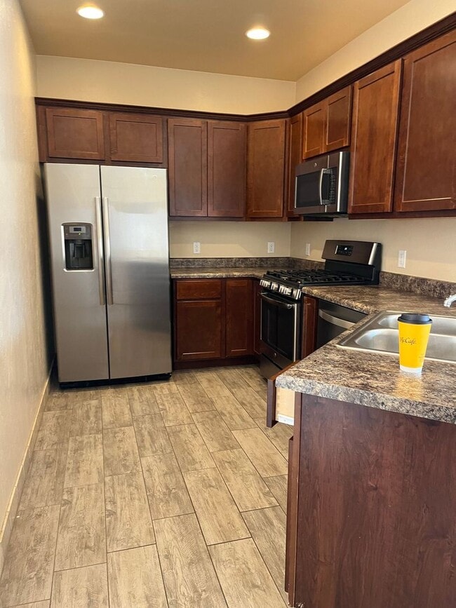 Building Photo - 3 bedroom 2 bath rental home with 2 car ga...