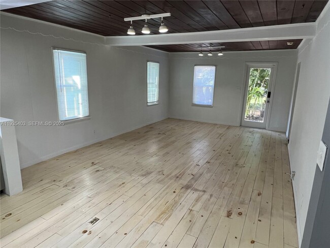 Building Photo - 606 SW 11th St