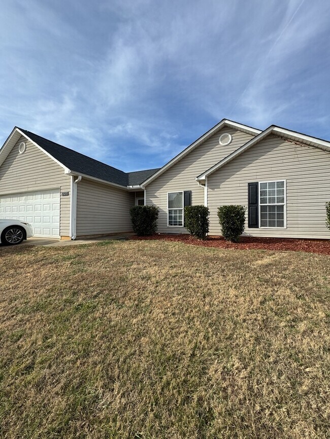 Building Photo - 3 Bedroom 2 Bathroom