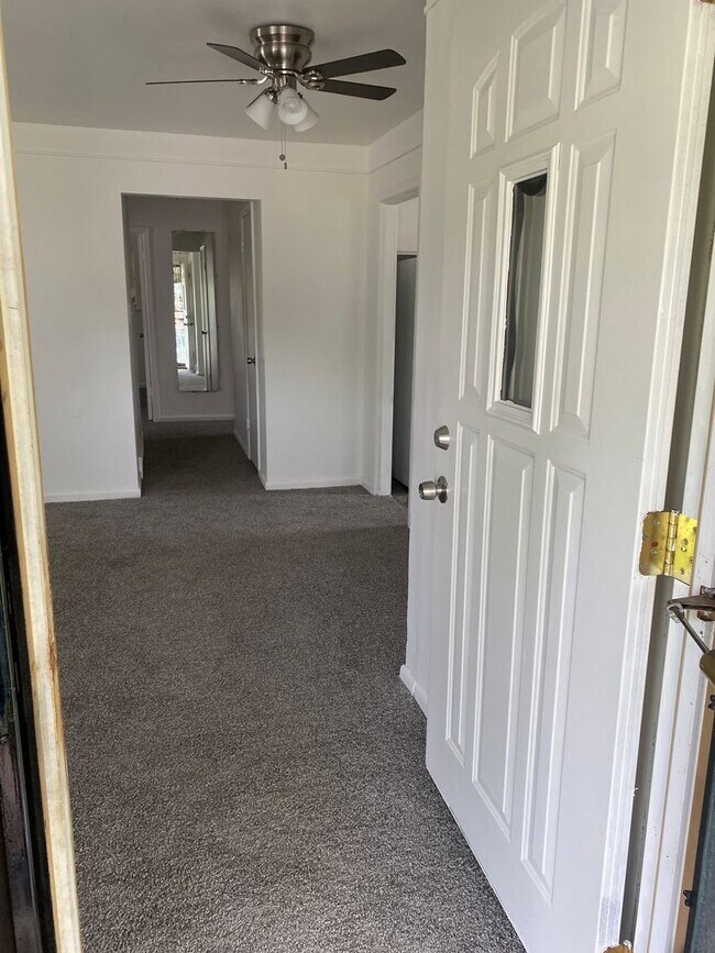 Foto del edificio - Freshly painted 3 bedroom, 1 1/2bath ranch...