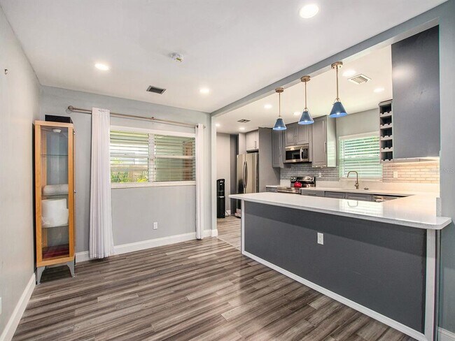 Building Photo - 808 S West Shore Blvd