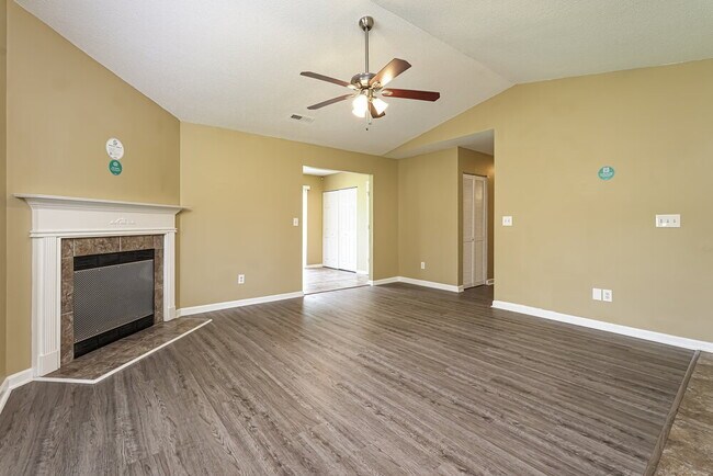 Foto del edificio - 2650 Stratford Lake Rd