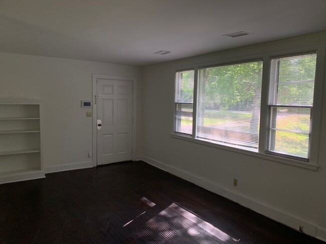 Building Photo - Charming 2 Bedroom Cottage in Green hills