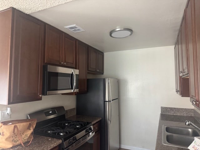 Vista de la cocina 2 - Camelot Apartments