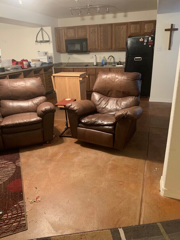 Living room & kitchen - 2671 Cutters Cir