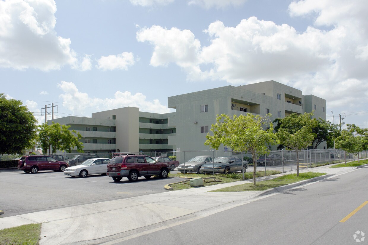 Foto del edificio - 2225 W 60th St