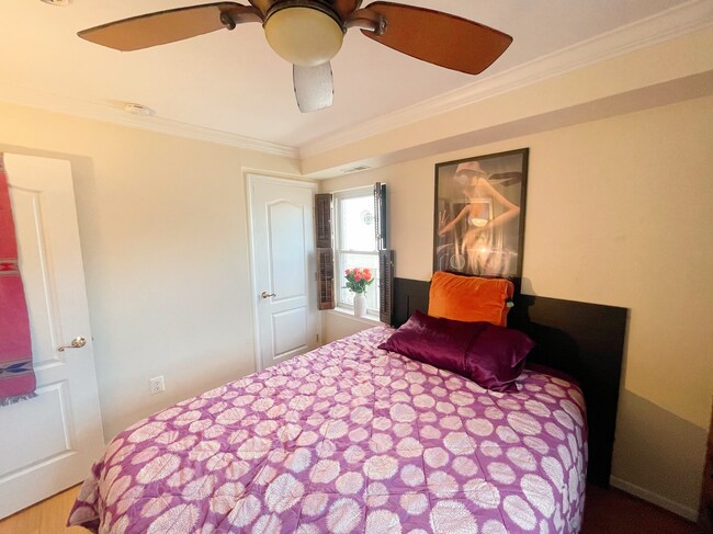 Bedroom w Queen Size bed - 94 Webster St NE