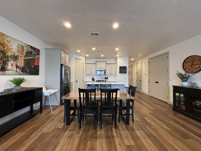 Building Photo - Fully furnished Desert Color Home!