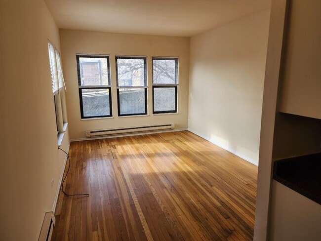 Foto del edificio - East Rogers Park One Bedroom *Income Guide...