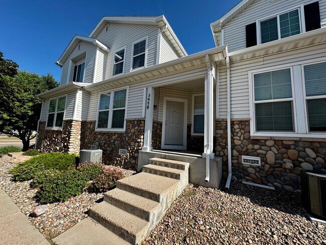 Building Photo - 2 Bed 3 Bath Townhome on Dublin & Powers