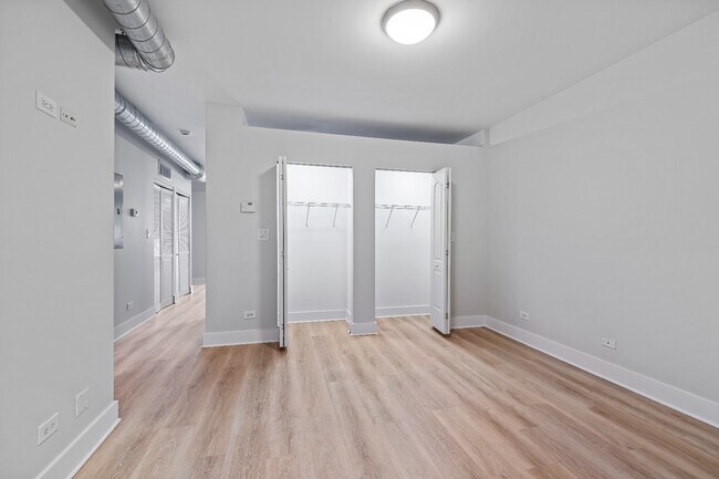 Foto del edificio - 2 bed 2.5 bath Logan Square Duplex