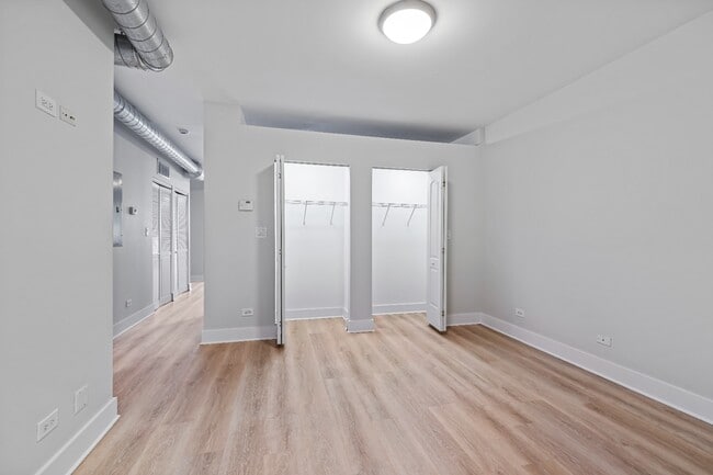 Building Photo - 2 bed 2.5 bath Logan Square Duplex