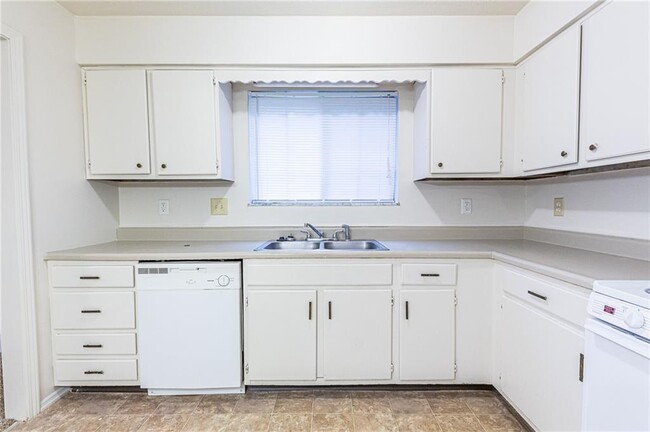 Building Photo - 922 Hoover Village Dr