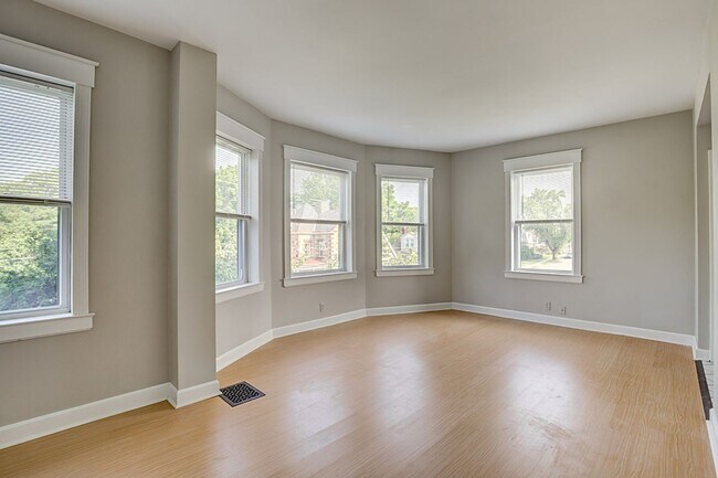 Foto del edificio - 3036 Urwiler Ave