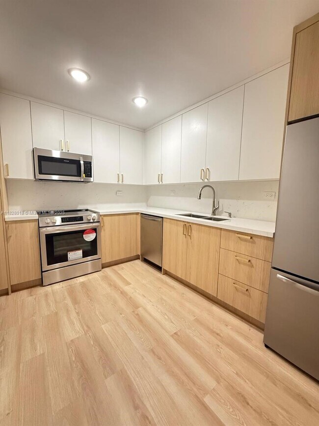Building Photo - 6039 Collins Ave