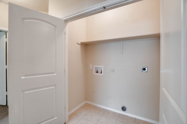 Building Photo - AVAILABLE NOW! NICE 3 BEDROOM DUPLEX LOCAT...