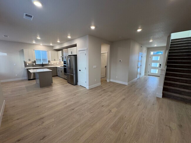 Foto del edificio - Brand New 5 Bed/3 Bath Home in SE Bend - Etna Place
