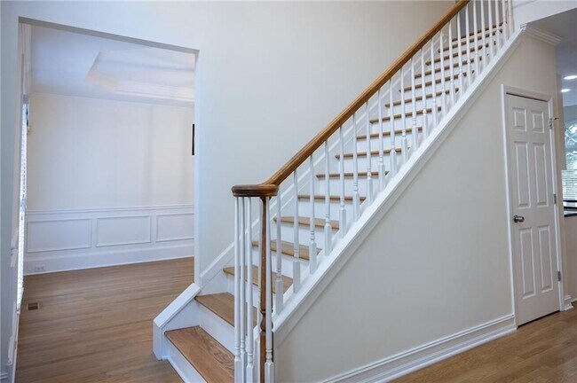 Foto del edificio - 1800 Riverglen Dr NW