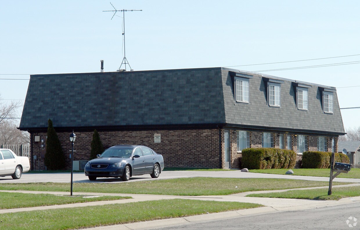 Building Photo - 3930 75th Pl