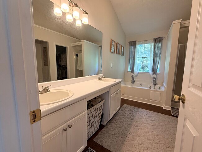 Foto del edificio - 380 Birchmere Close SW