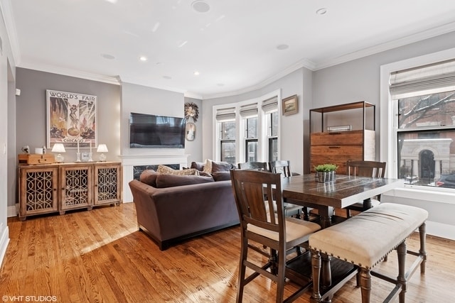 Building Photo - 422 W Dickens Ave