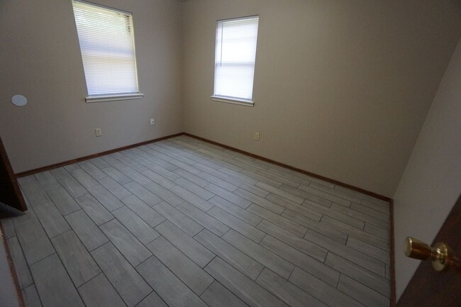 Building Photo - Nice 3 Bed 1.5 Bath House Total Electric