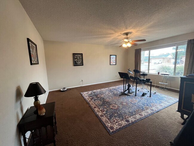 Foto del edificio - Large 4 bedroom with  yard