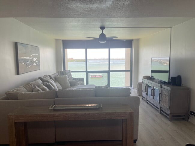 Family room with floor to ceiling windows - 1 Key Capri