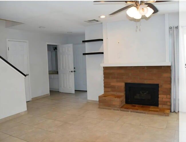 looking towards front door - 44553 La Paz Rd