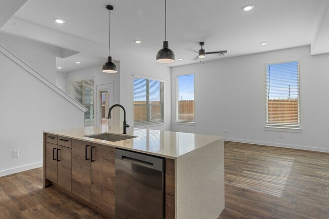 Foto del edificio - Resort Living with One Month FREE!!!