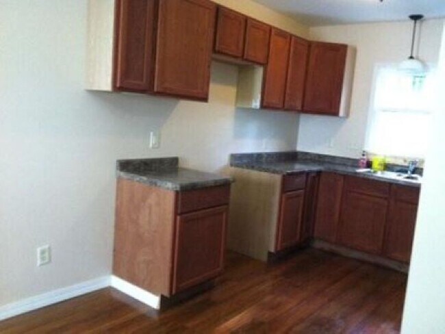Kitchen - 212 E Cavanaugh Rd