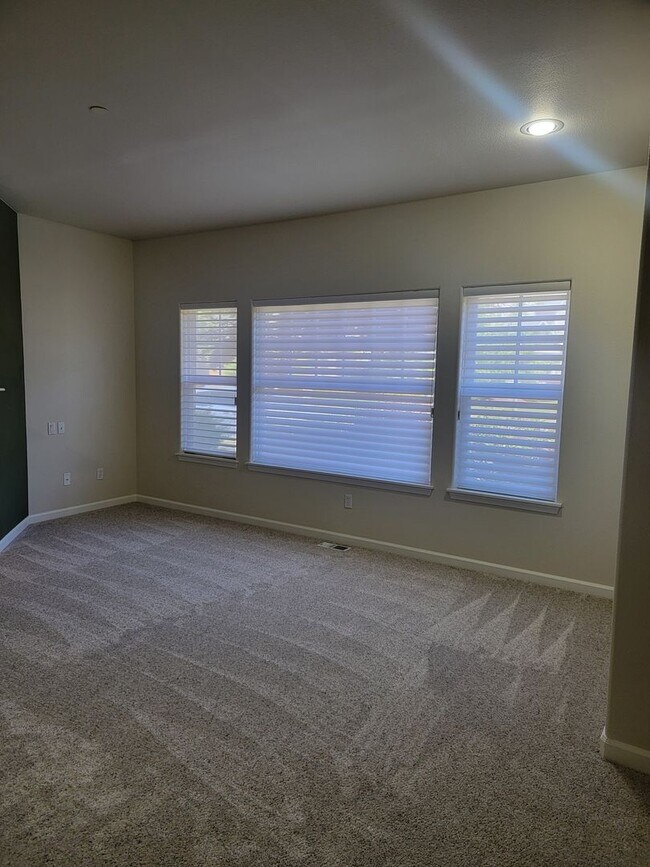Foto del edificio - Dupont, NW Landing 2 Bedroom condo. Single...