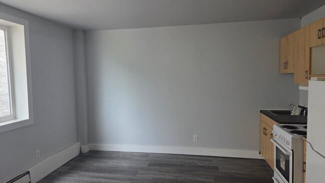 Building Photo - 570 Ellice Ave