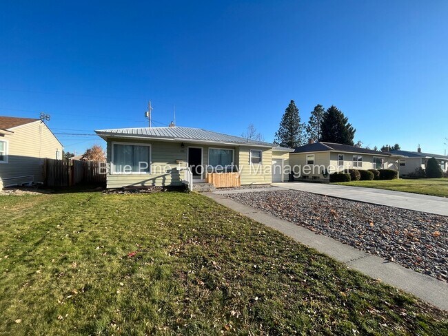Building Photo - 555 Lincoln Dr