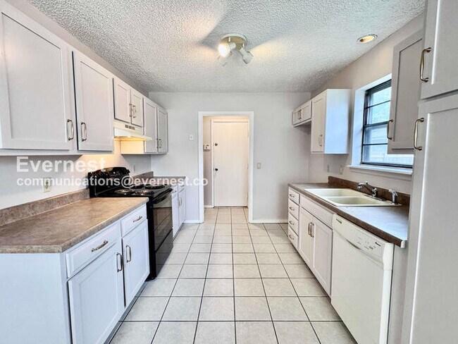 Foto del edificio - 3 Bed, 2 Bath Home with Garage / Pet-Friendly / Available Now!