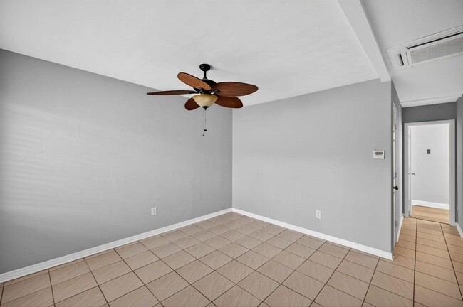 Building Photo - 1037 N Victoria Park Rd