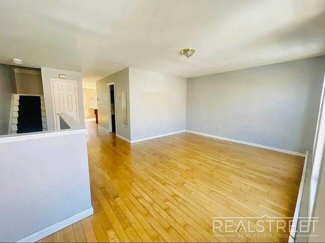 Building Photo - Stunning 1,600 SF Gut-Renovated Duplex Pen...